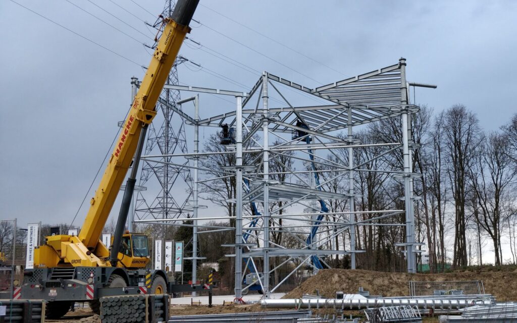 montage van staalstructuur met telescoopkraan